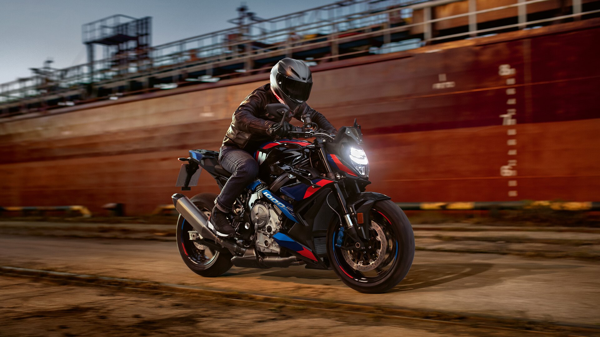 Videoposnetek na YouTubu za M 1000 R, model Hyper Dynamic Roadster BMW Motorrad