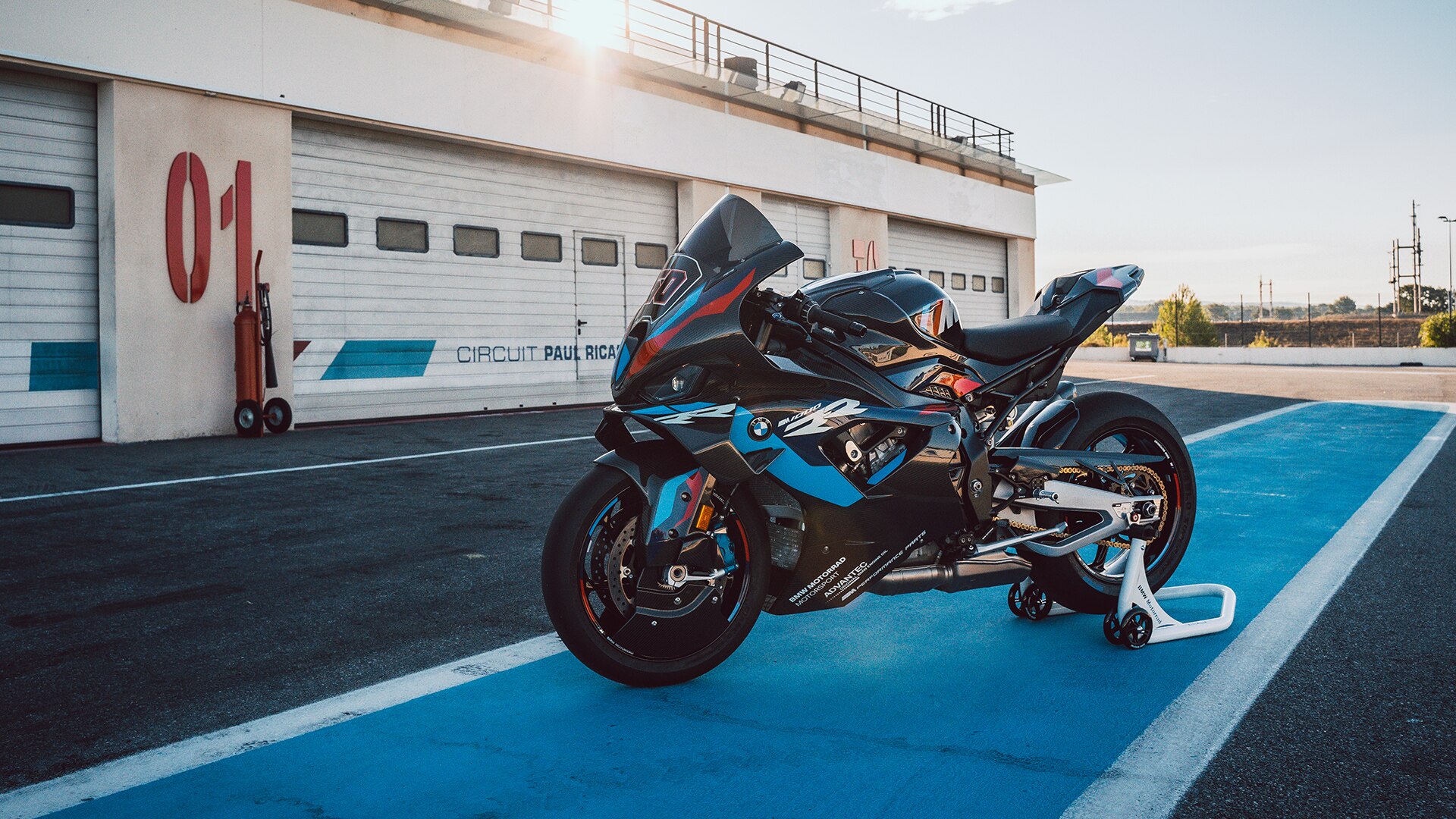 YouTube video posnetek motocikla M 1000 RR, motocikla Superbike za dirkalno stezo BMW Motorrad