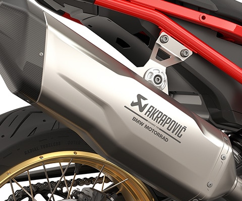 Model F 900 GS znamke BMW Motorrad s končnim glušnikom Akrapovič