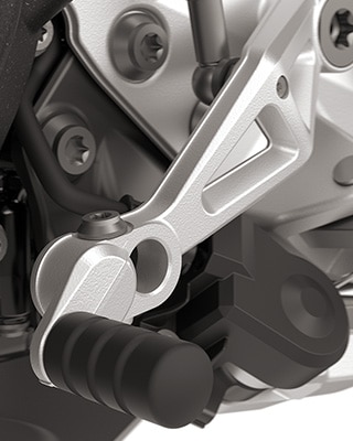 Nastavljiva nožna prestavna ročica in ročica zavore serijsko spadata k modelu F 900 GS znamke BMW Motorrad