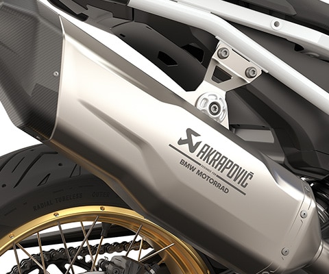 Model F 900 GS znamke BMW Motorrad s končnim glušnikom Akrapovič