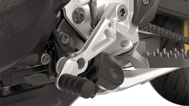 Nastavljiva nožna prestavna ročica in ročica zavore serijsko spadata k modelu F 900 GS znamke BMW Motorrad