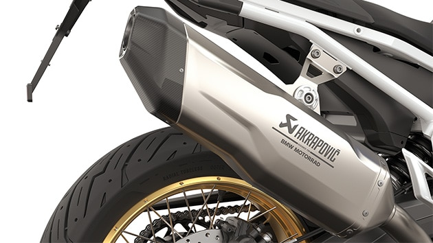 Model F 900 GS znamke BMW Motorrad s končnim glušnikom Akrapovič