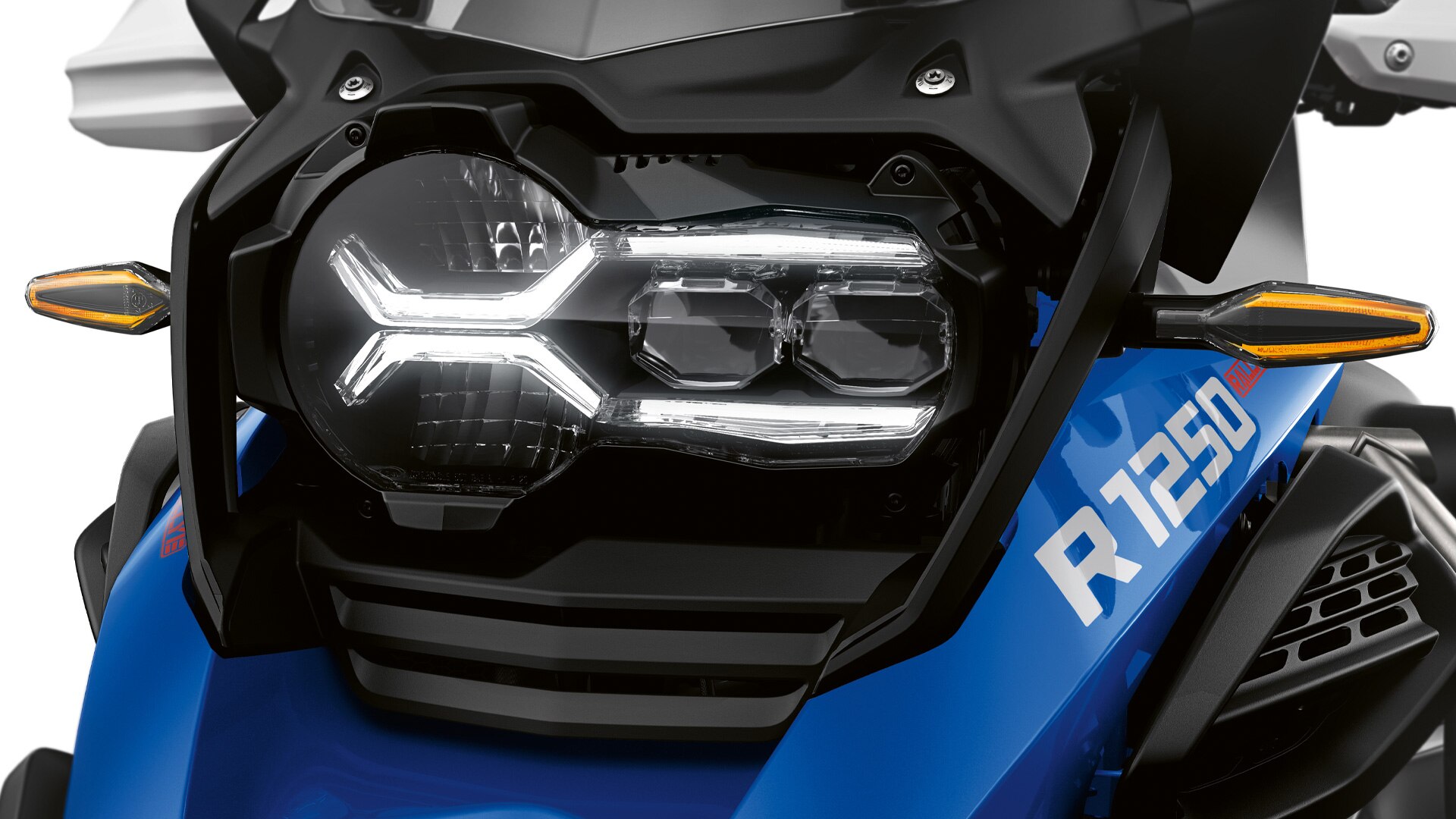 Na sliki serijski smerniki LED z možnostjo Cruising Light.