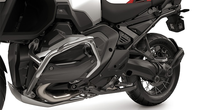 Funkcije Enduro kot so večji ščitnik motorja, zložljiva ročica zavore in nastavljiva prestavna ročica, nožne opore Enduro vključno s sopotnikovimi nožnimi oporami