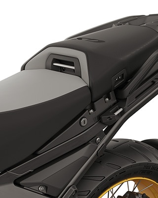 Komfortni voznikov sedež in komfortni sopotnikov sedež vključno z ogrevanjem sedežev