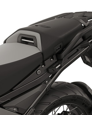 Komfortni voznikov sedež in komfortni sopotnikov sedež vključno z ogrevanjem sedežev