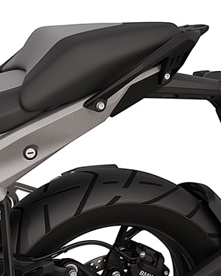 Zadnji del vozila s sopotnikovim sedežem in držalnimi ročaji na modelu R 1300 GS znamke BMW Motorrad