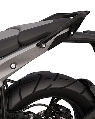 Zadnji del vozila s sopotnikovim sedežem in držalnimi ročaji na modelu R 1300 GS znamke BMW Motorrad