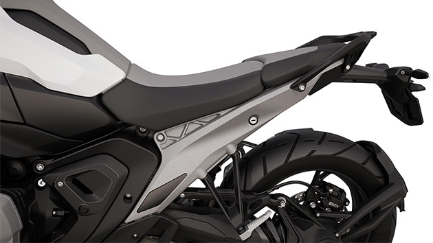 Zadnji del vozila s sopotnikovim sedežem in držalnimi ročaji na modelu R 1300 GS znamke BMW Motorrad