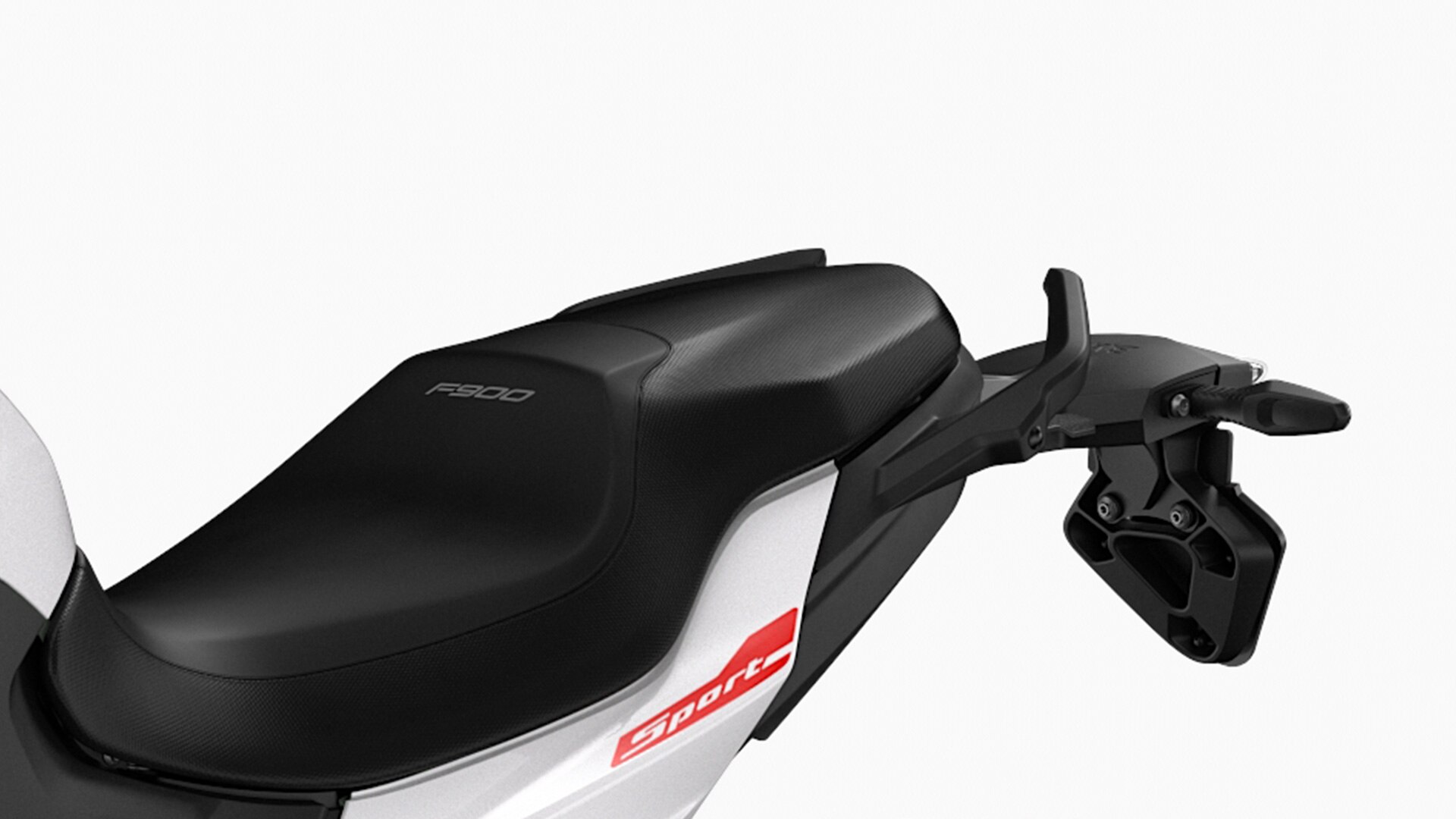 Vidimo sedež F 900 R. Zaradi šestih višin sedežev se prilagodi vsem voznikom.