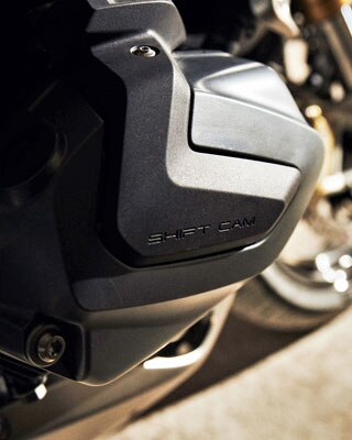 BMW R 1250 R s podrobnim prikazom pokrova glave cilindra in napisa ShiftCam