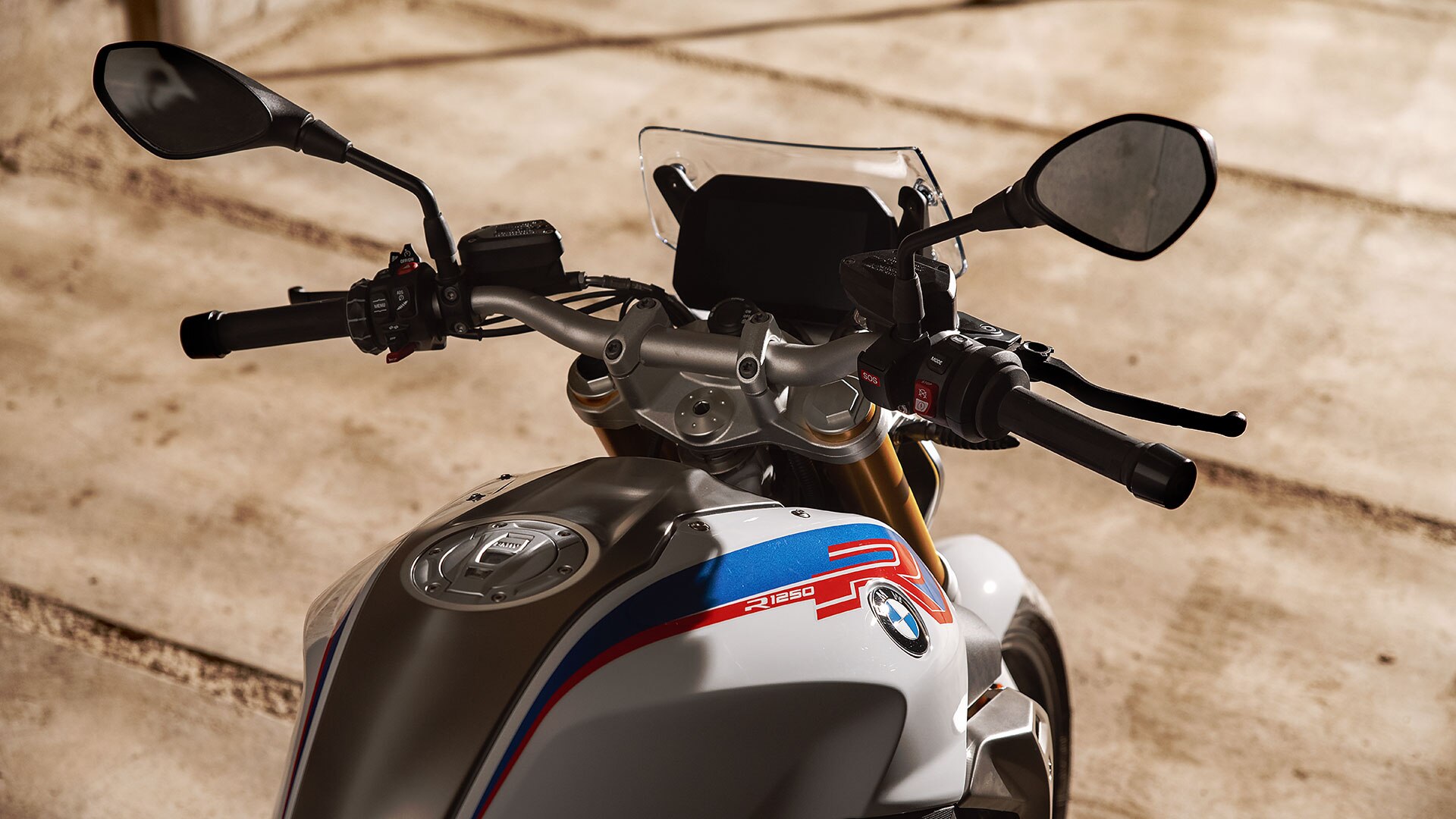 BMW R 1250 R v slogu Style Sport z rezervoarjem v središču pozornosti
