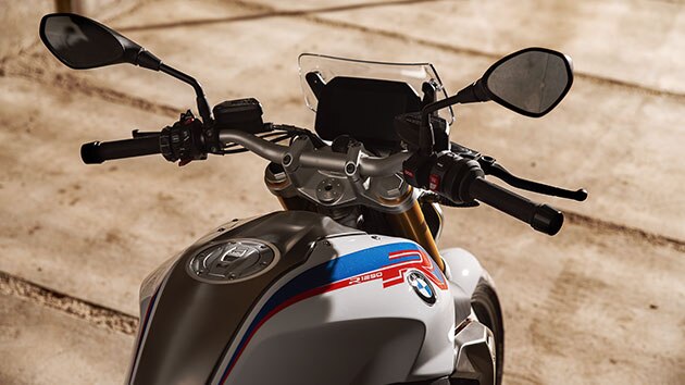 BMW R 1250 R v slogu Style Sport z rezervoarjem v središču pozornosti