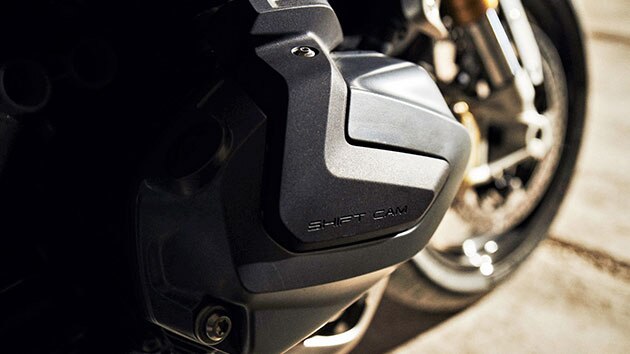 BMW R 1250 R s podrobnim prikazom pokrova glave cilindra in napisa ShiftCam