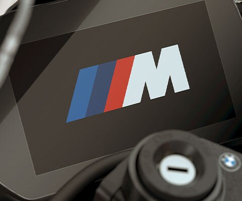 Na sliki je začetna animacija z logotipom M na armaturni plošči modela M RR.