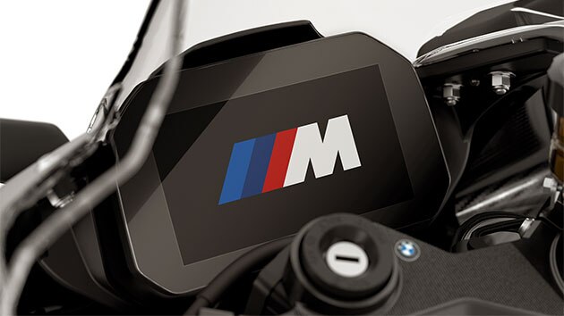 Na sliki je začetna animacija z logotipom M na armaturni plošči modela M RR.