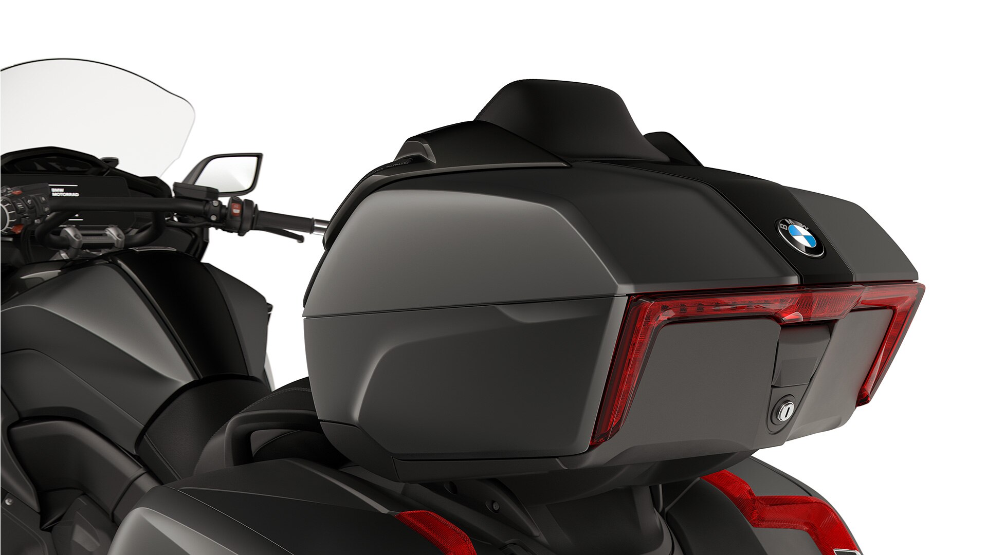 Poudarek na zgornjem kovčku z zadnjo LED-lučjo motornega kolesa K 1600 Grand America.