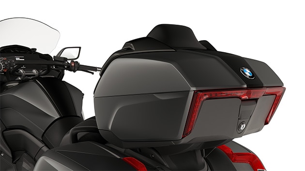 Poudarek na zgornjem kovčku z zadnjo LED-lučjo motornega kolesa K 1600 Grand America.
