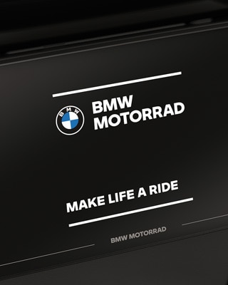 Poudarek na barvnem zaslonu z začetnim prikazom BMW Motorrad.