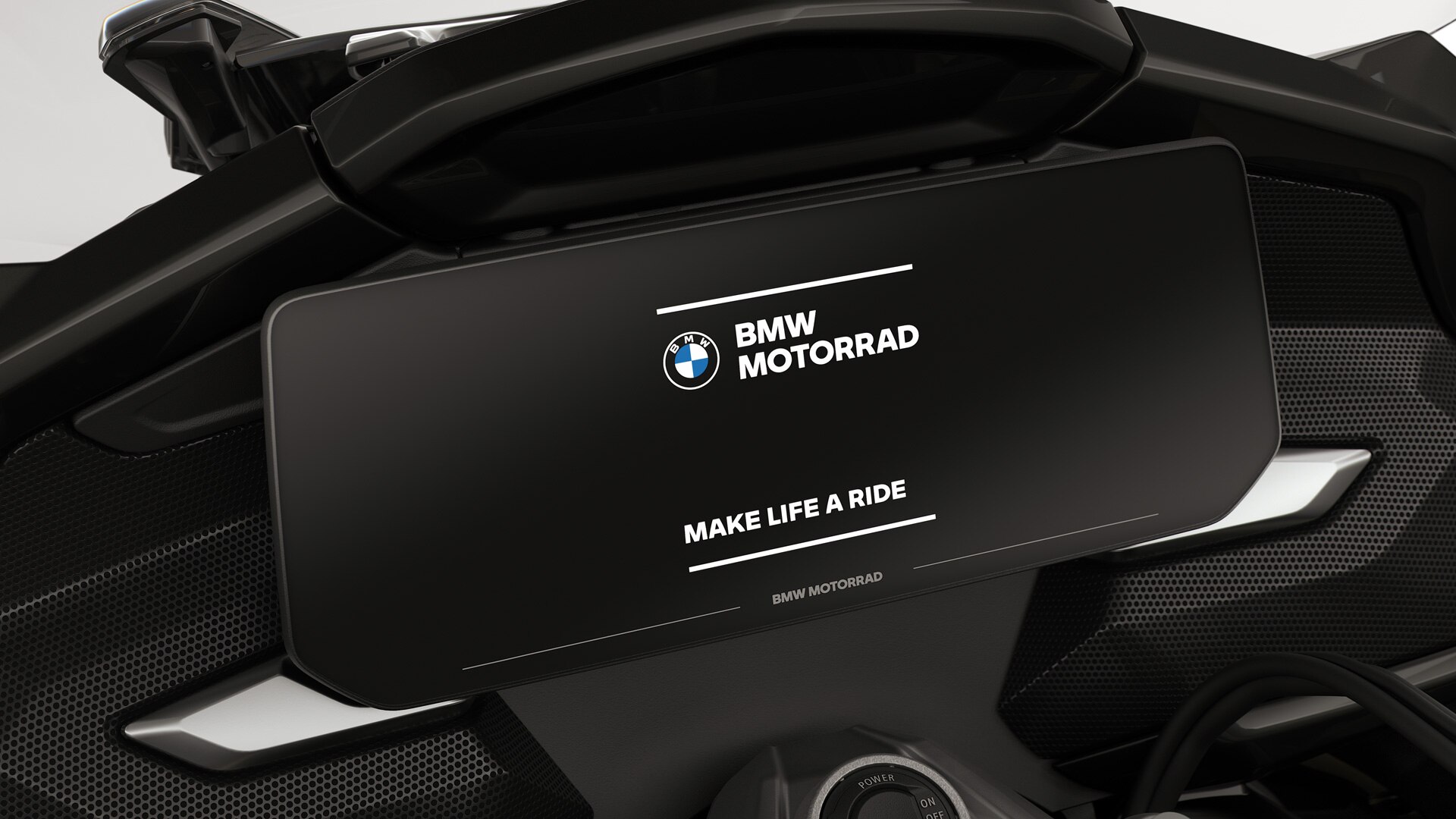 Poudarek na barvnem zaslonu z začetnim prikazom BMW Motorrad.