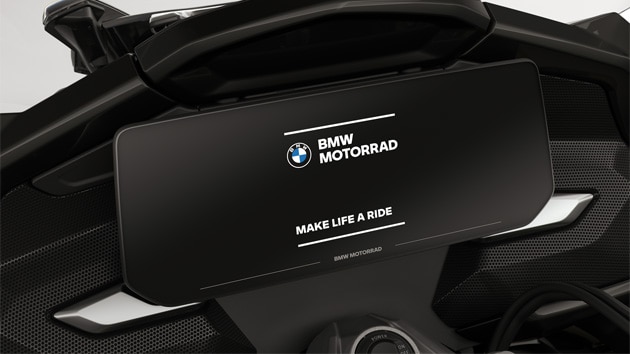 Poudarek na barvnem zaslonu z začetnim prikazom BMW Motorrad.