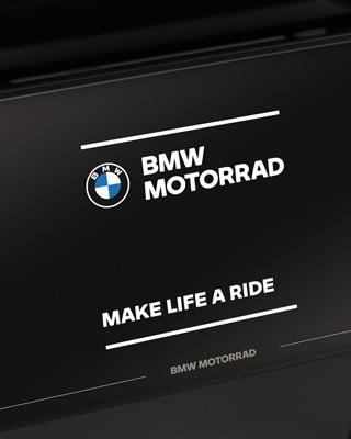 Poudarek na barvnem zaslonu z začetnim prikazom BMW Motorrad.