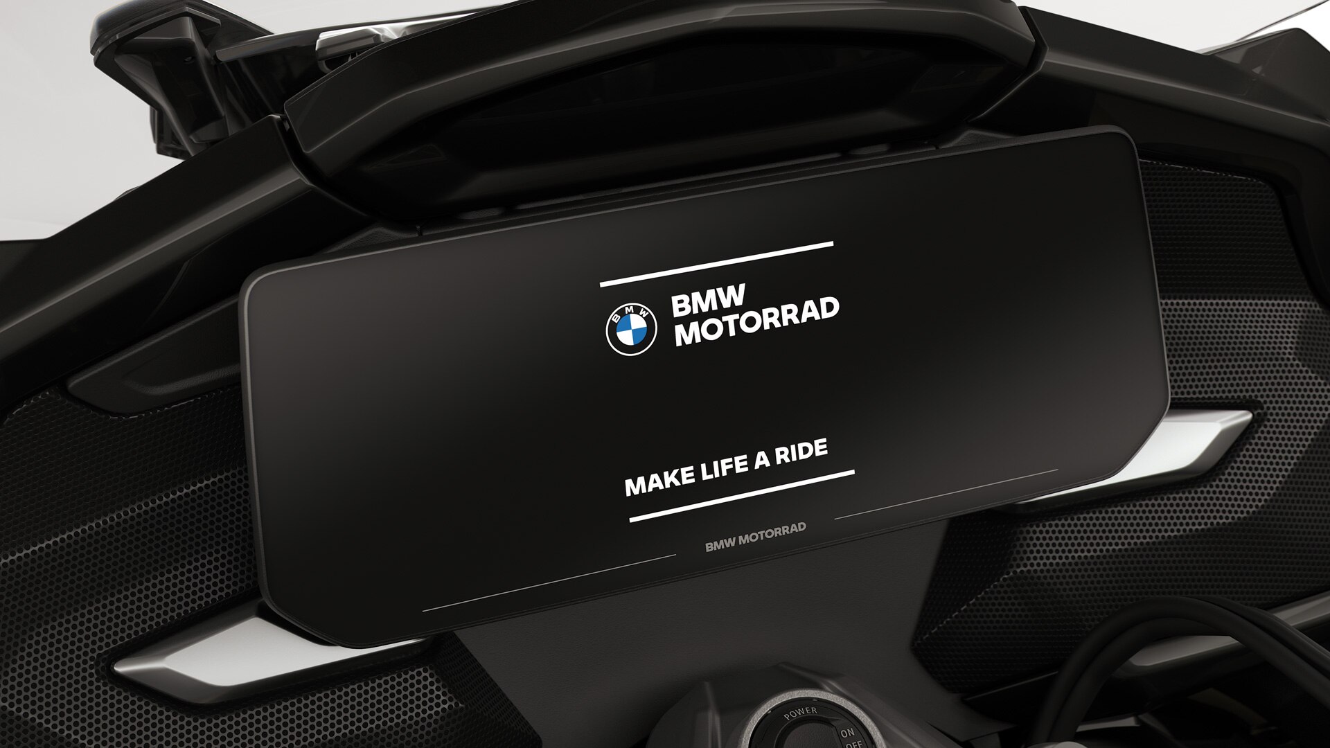 Poudarek na barvnem zaslonu z začetnim prikazom BMW Motorrad.