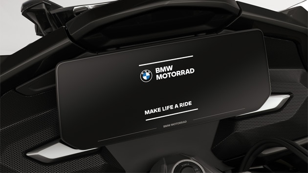 Poudarek na barvnem zaslonu z začetnim prikazom BMW Motorrad.