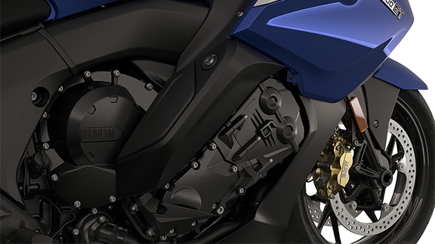 Poudarek na šestvaljnem motorju.