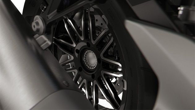 Črno kolo Option 719 motornega kolesa K 1600 GTL.