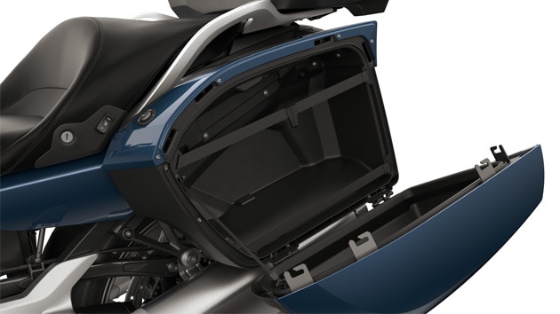 Poudarek na odprtih stranskih torbah motornega kolesa K 1600 GTL.
