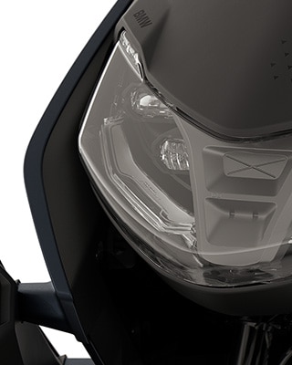 Sprednji del BMW CE 04 s poudarkom na LED-žarometih.