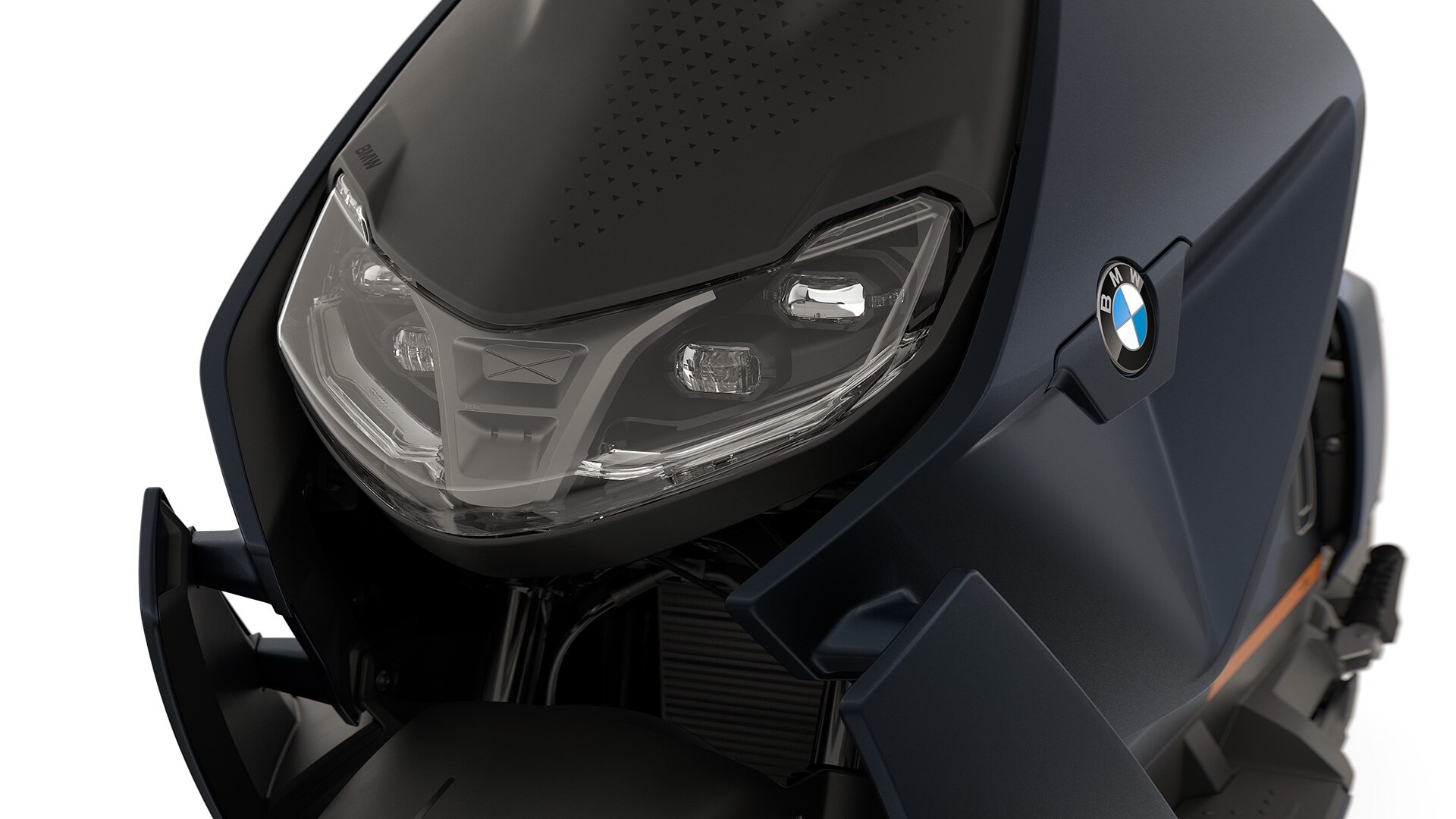 Sprednji del BMW CE 04 s poudarkom na LED-žarometih.
