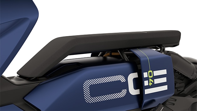 Komfortna sedežna klop z ogrevanjem sedežev modela CE 04 znamke BMW Motorrad