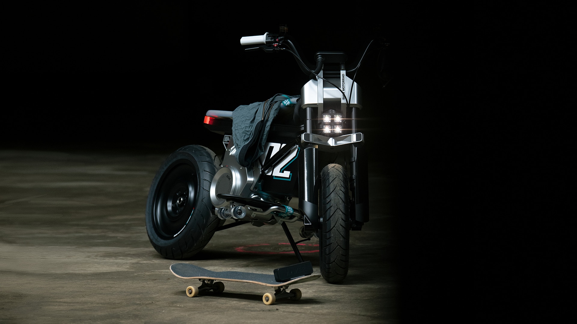 Skuter BMW Concept CE 02 v pogledu od spredaj.
